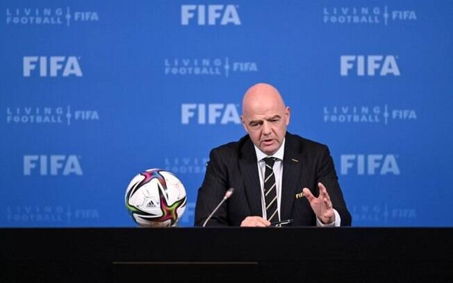 Fifa escolhe ex-jogador brasileiro para auxiliar no sorteio da Copa do Mundo nesta sexta