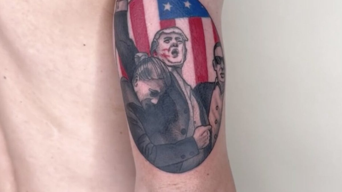 Fã de Trump faz tatuagem do momento em que o ex-presidente levou tiro de raspão na orelha