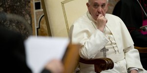 Vaticano instala chaminé que anunciará escolha do novo papa