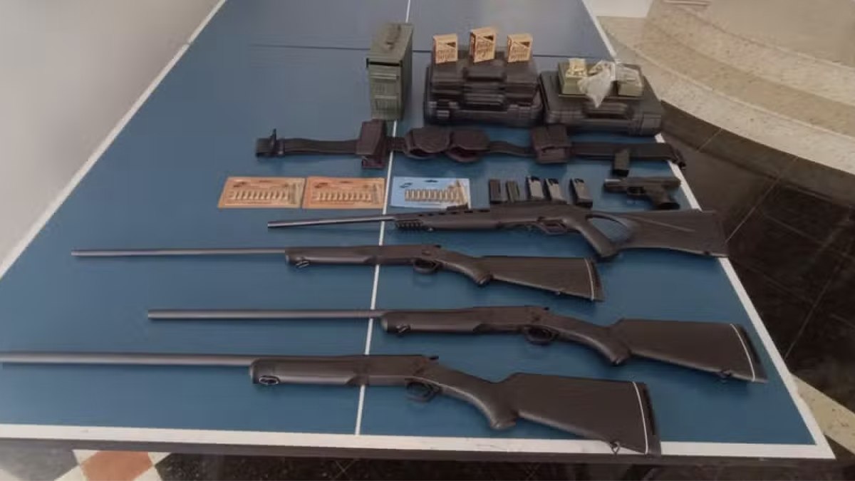 Os agentes encontraram quatro espingardas, outro revólver, uma pistola e diversas munições