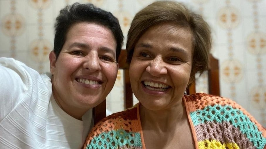 Claudia Rodrigues assumiu romance com a ex-empresária Adriane Bonato