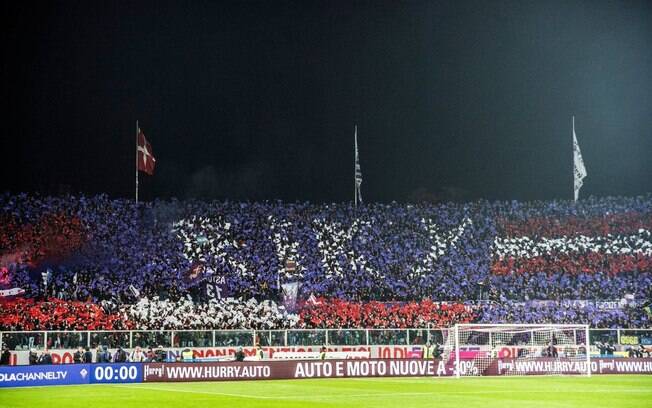 Torcida da Fiorentina fez bonita festa dentro do estádio, mas fora dele proporcionou cenas lamentáveis