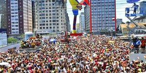 Subida do Galo Gigante anuncia a chegada do Carnaval do Recife