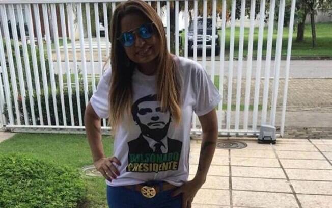 Foto em rede social mostra a promotora com camiseta de Bolsonaro
