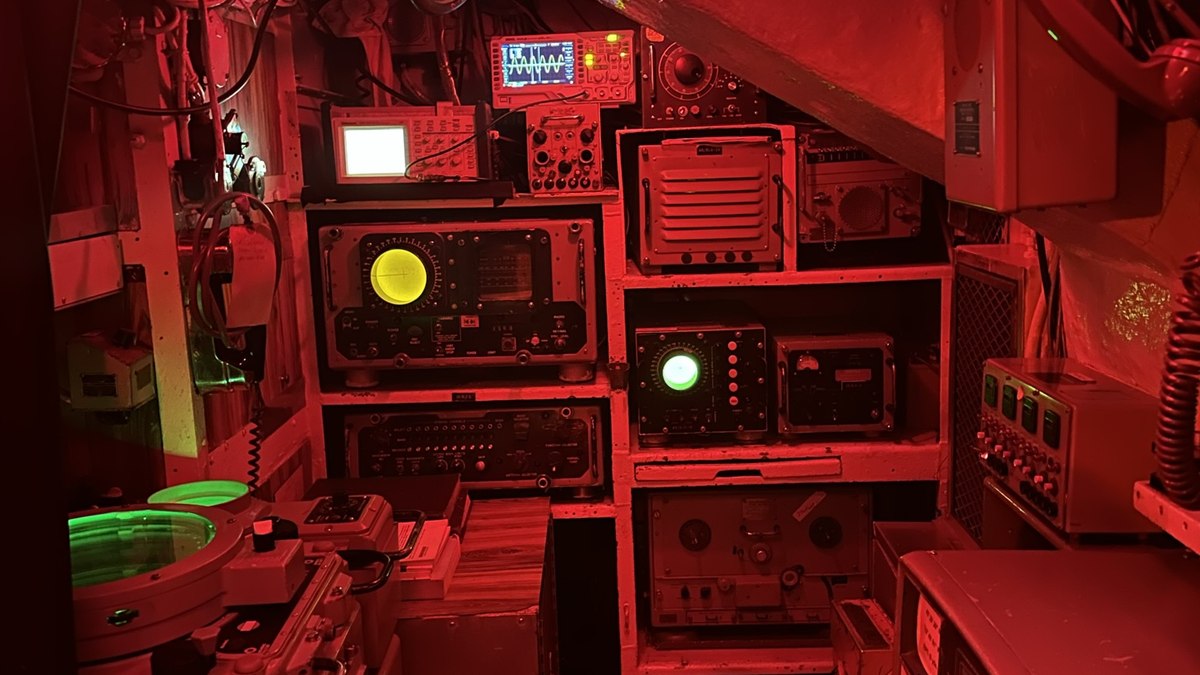 Entenda por que submarinos usam luz vermelha à noite