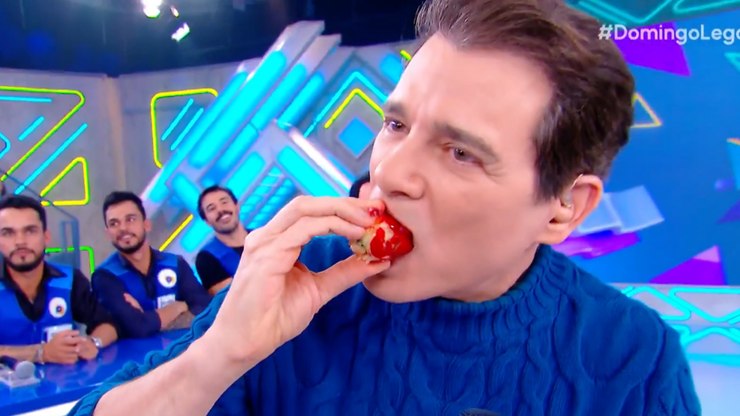 Celso Portiolli sofre ao vivo com 'morango do amor'