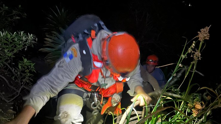 Missão noturna: bombeiros resgatam dez pessoas em trilha no RJ