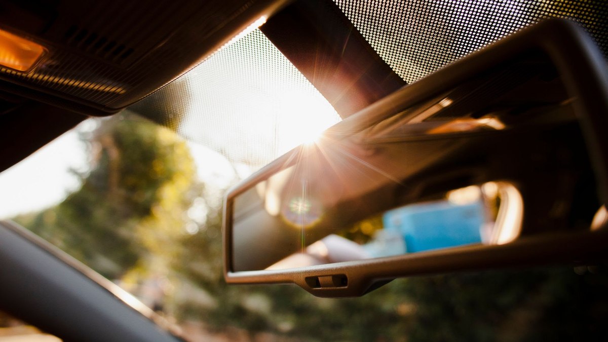 Segundo um estudo da Universidade Estadual do Arizona, a temperatura interna de um carro estacionado ao sol pode atingir 70°C em menos de uma hora