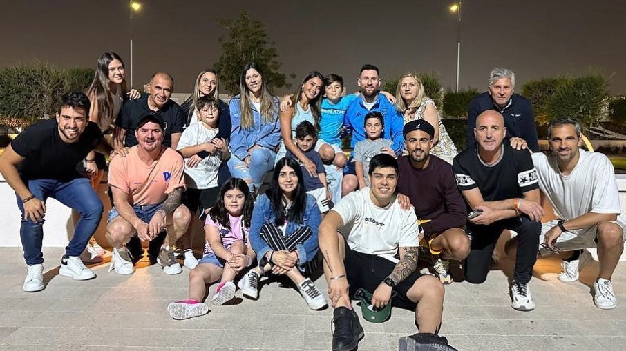 Messi publicou uma foto ao lado de seus familiares