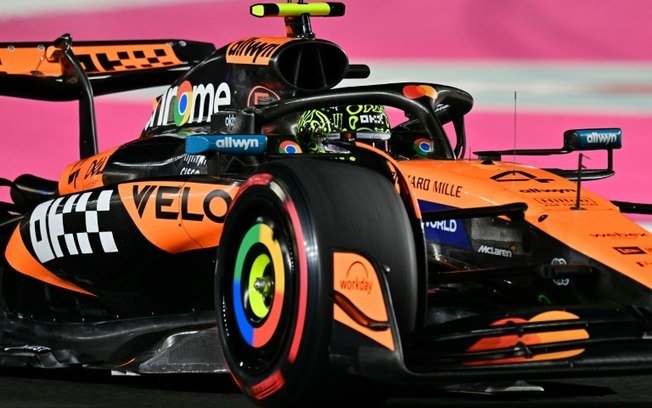 O piloto britânico da McLaren, Lando Norris, durante os treinos livres para o Grande Prêmio de Fórmula 1 da Arábia Saudita, em 18 de abril de 2025, em Jidá. O piloto britânico da McLaren, Lando Norris, durante os treinos livres para o Grande Prêmio de Fórmula 1 da Arábia Saudita, em 18 de abril de 2025, em Jidá.