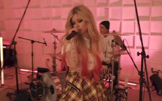 Avril Lavigne firma parceria com Travis Barker em “Bite Me”