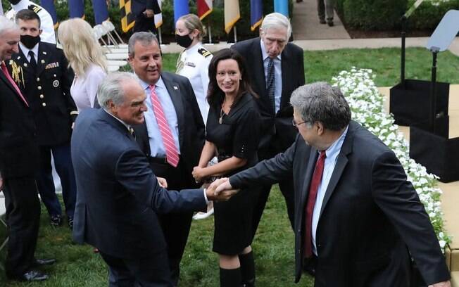 O procurador-geral Bill Barr cumprimenta convidados, incluindo Chris Christie (com gravata rosa), ex-governador de Nova Jersey.