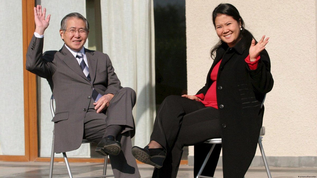 Keiko Fujimori toma posse no Peru à sombra do legado do pai
