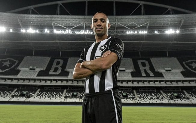 Botafogo anuncia contratação de Marçal, ex-Wolverhampton