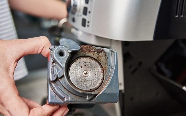 Aprenda como limpar cafeteira elétrica em poucos minutos