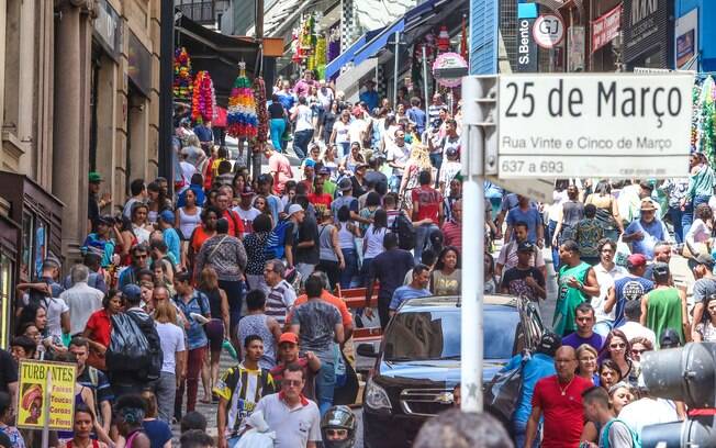 A Rua 25 de Março é um dos principais pontos do comércio paulista