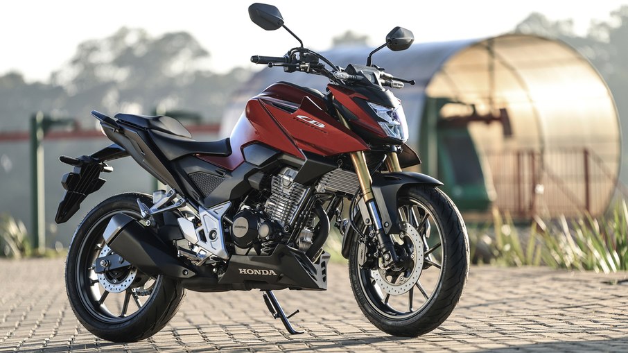 CB300F Twister ABS custa R$ 26.880 e mantém o motor flex de 293,5 cm³ com até 24,7 cv. CB300F Twister ABS custa R$ 26.880 e mantém o motor flex de 293,5 cm³ com até 24,7 cv.