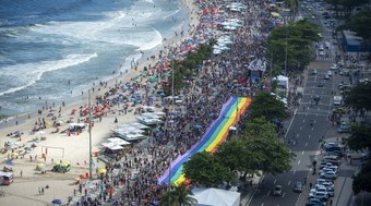 Confira%20as%20melhores%20imagens%20da%20Parada%20do%20Orgulho%20LGBTQIA%2B%20em%20Copacabana