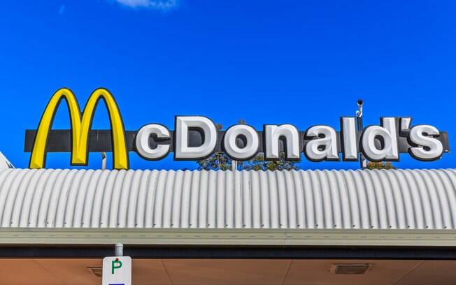 McDonald's disse que funcionário que expulsou a mulher foi temporariamente afastado