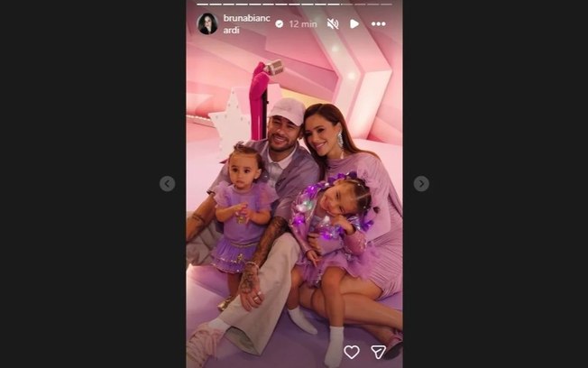 Neymar ao lado de sua filha, Mavie, que completa três anos Neymar ao lado de sua filha, Mavie, que completa três anos