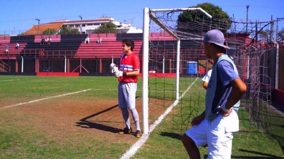 Rafael Paacoal na meta da Associação Desportiva Guarulhos, em 2011.