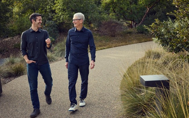 John Ternus (esq.) terá a missão de substituir Tim Cook no comando da Apple John Ternus (esq.) terá a missão de substituir Tim Cook no comando da Apple