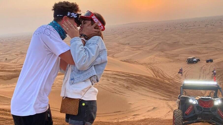 Lando Norris e Luisinha no deserto em Dubai