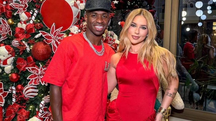 Vini Jr celebra Natal com look avaliado em mais de R$ 1 milhão