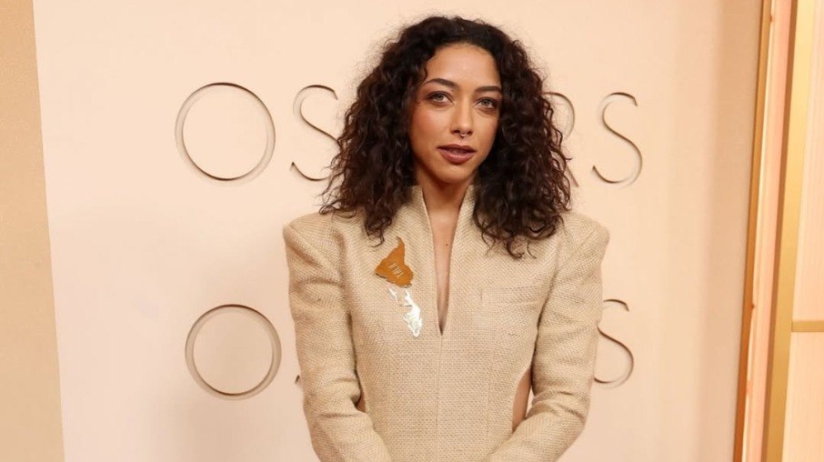 A atriz usou um look da marca brasileira Normando
