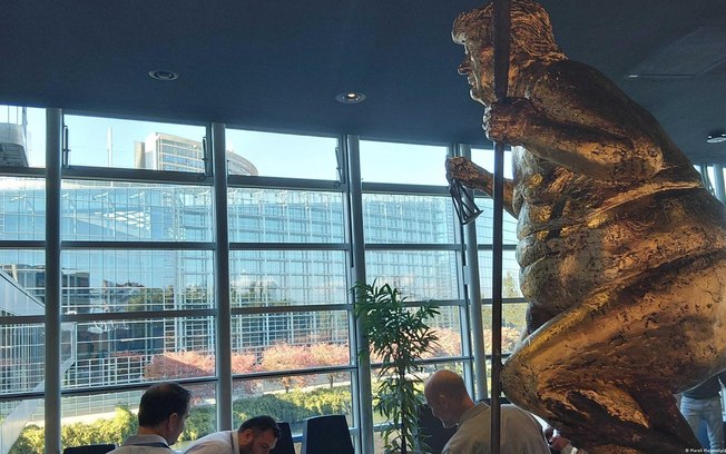 Estátua satírica do artista dinamarquês Jens Galschiot tem 2,5 metros de altura Estátua satírica do artista dinamarquês Jens Galschiot tem 2,5 metros de altura