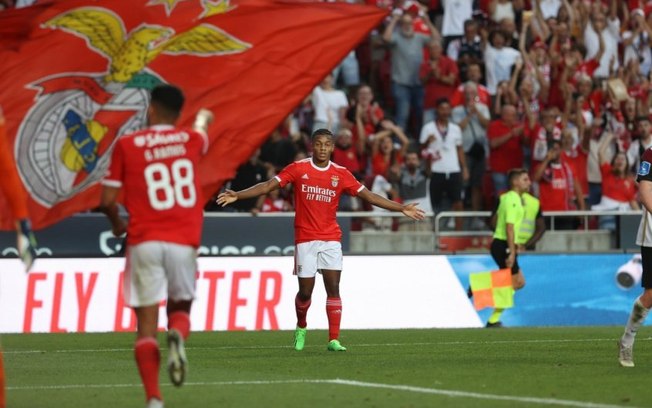 Destaque em goleada, David Neres celebra vitória do Benfica na Champions League