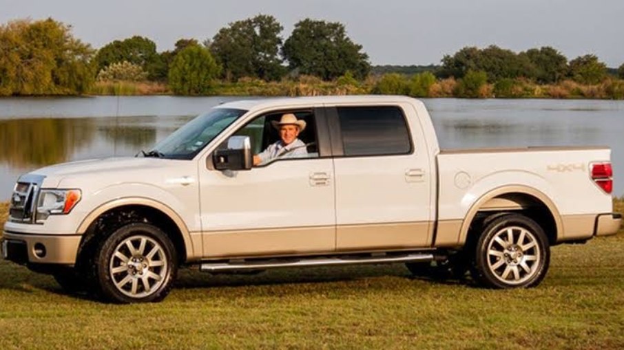 Ex-presidente George W. Bush dirige picape Ford F-150 no rancho da família, no Texas 