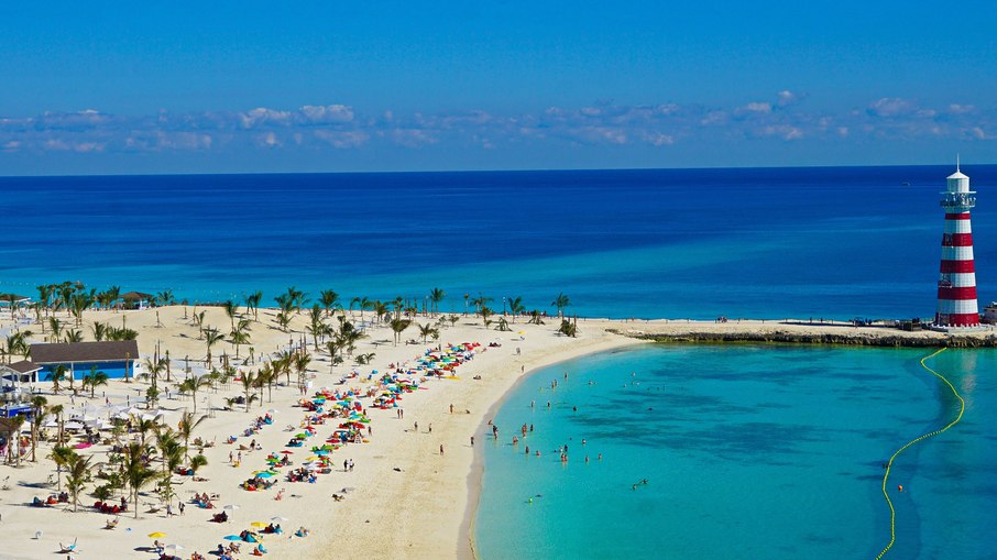 Imagem aérea de uma praia nas Bahamas, na região do Caribe