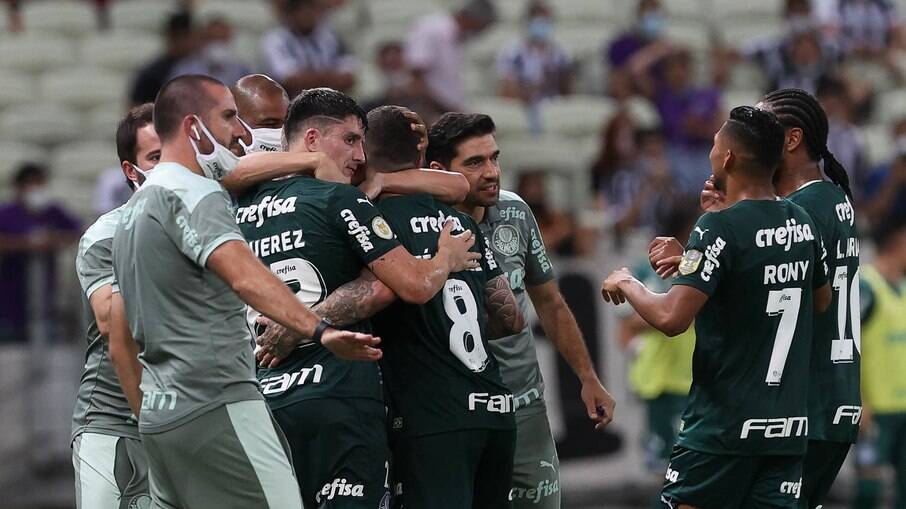 Zé Rafael celebra com o elenco do Palmeiras após marcar contra o Ceará