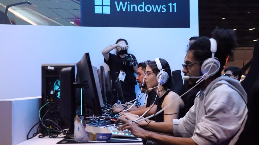 Visitantes da BGS 2025 disputam partida on-line NO estande de Team Liquid Visitantes da BGS 2025 disputam partida on-line NO estande de Team Liquid