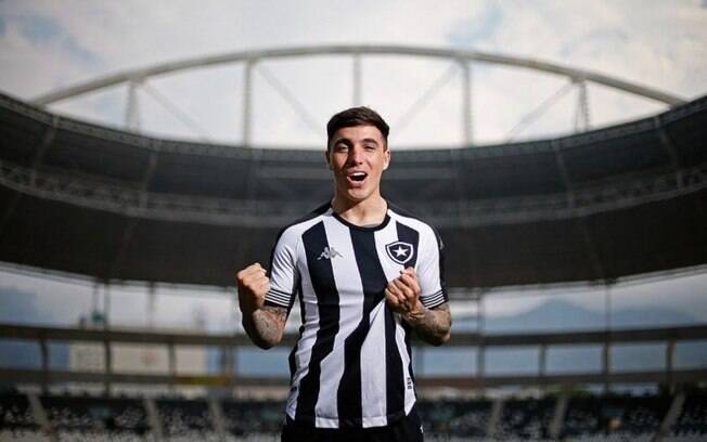 Saravia minimiza problemas antes de assinatura: 'Estava tranquilo porque queria muito jogar no Botafogo'