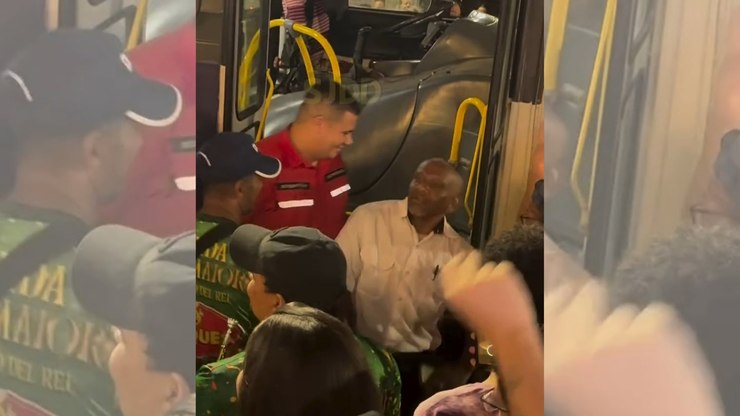 Parado no "Blocão", motorista desce para curtir o Carnaval