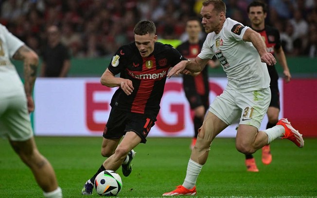 Florian Wirtz em ação com a camisa do Bayer Leverkusen - Foto: Tobias Schwarz/AFP via Getty Images