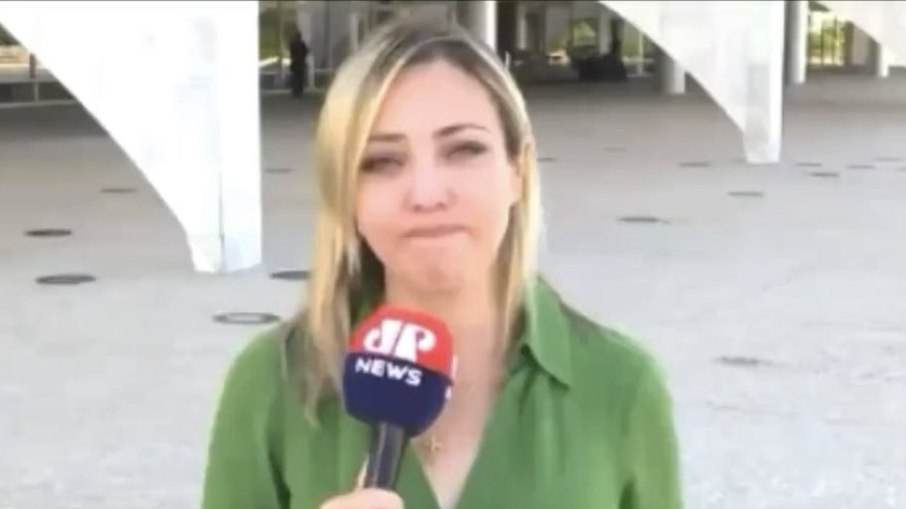 Repórter da Jovem Pan vira piada após chorar ao noticiar operação contra Jair Bolsonaro