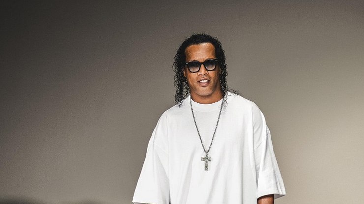 Por que Ronaldinho Gaúcho entregará Bola de Ouro hoje