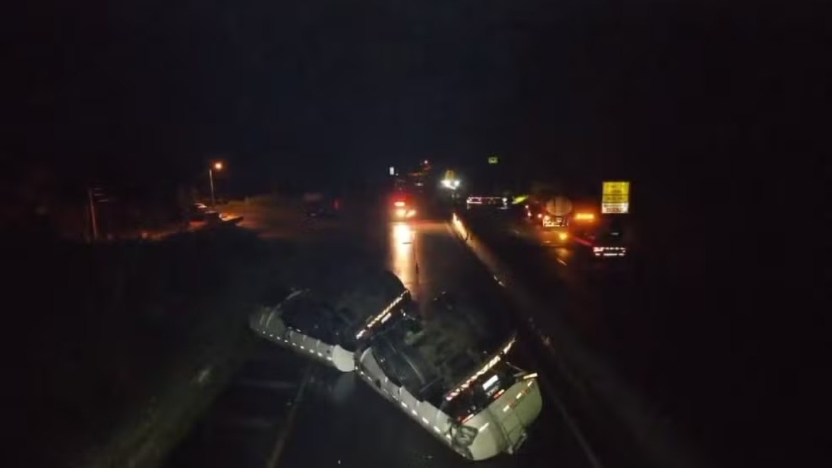 Motorista perdeu o controle do caminhão e atingiu carro de passeio