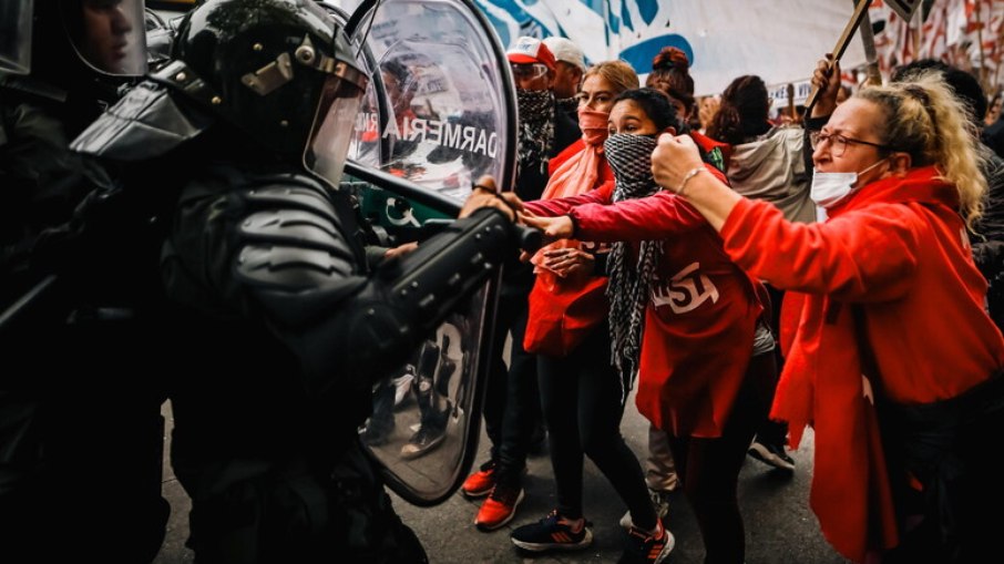 Argentina tem protesto contra políticas econômicas de Milei