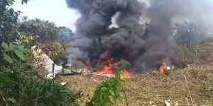 Vídeo: avião cai na Colômbia com mais de 120 militares a bordo
