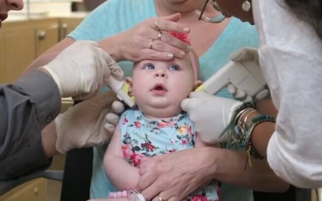 Vídeo viraliza e internautas acusam mãe de abuso infantil por furar a orelha de filha bebê para colocar brinco