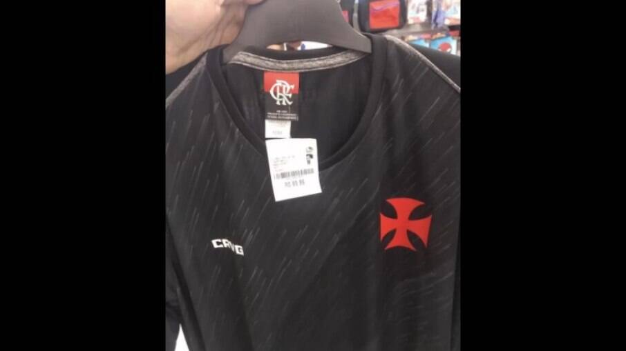 Camisa do Vasco com etiqueta do Flamengo