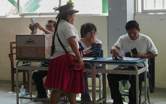 Mulher vota na eleição presidencial no Peru, em abril de 2026: Hitler Mussolini já foi do partido da presidente do país, Keiko Fujimori