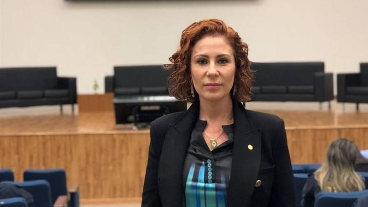 Carla Zambelli deixa o Brasil após condenação no STF