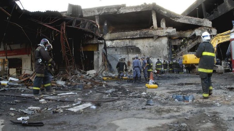 Bombeiros trabalham nas ruínas do prédio da TAM atingido pelo vôo 3054 à procura vítimas