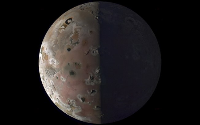 Sonda Juno tira fotos incríveis da lua vulcânica Io, de Júpiter