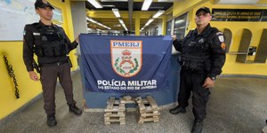 Rio: polícia prende mulheres com 29 tabletes de drogas em ônibus